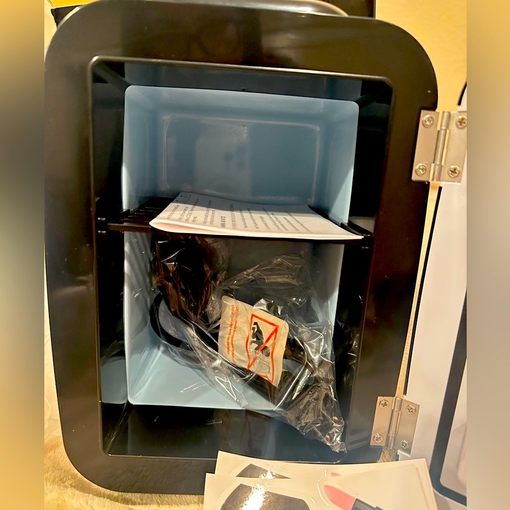 Boxycharm Mini Thermoelectric Cooler & Warmer Make Up Fridge, Black, Capacity 4L - Picture 6 of 16